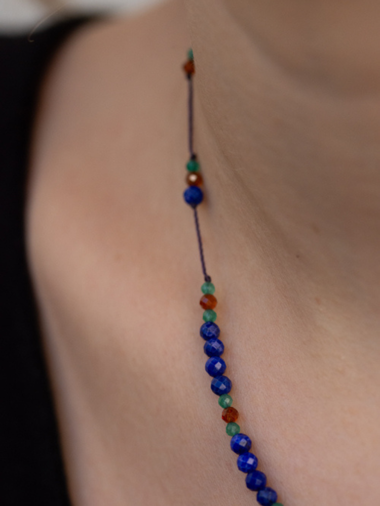 Collier Line Rakhi me Guss composé de différentes pierres : lapis lazuli, spessartite et onyx vert