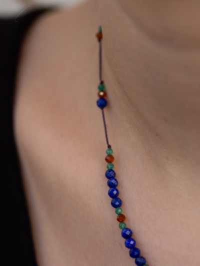 Collier Line Rakhi me Guss composé de différentes pierres : lapis lazuli, spessartite et onyx vert