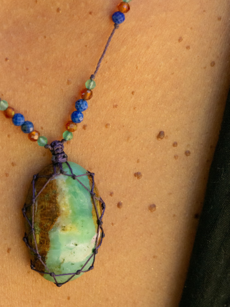 La pierre chrysoprase a des grandes vertus en ce qui concerne la compassion et la douceur. Rakhi me