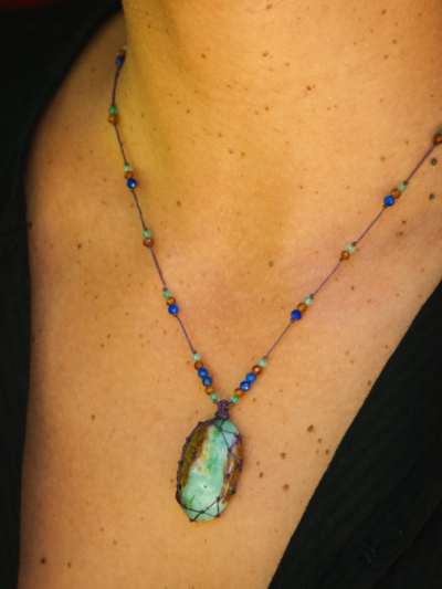 La pierre chrysoprase a des grandes vertus en ce qui concerne la compassion et la douceur. Rakhi me 2