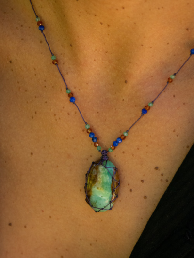 La pierre chrysoprase a des grandes vertus en ce qui concerne la compassion et la douceur. Rakhi me