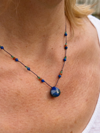 Collier drop Rakhi me en petites pierres lapis lazuli, onyx vert et spessartite. 2