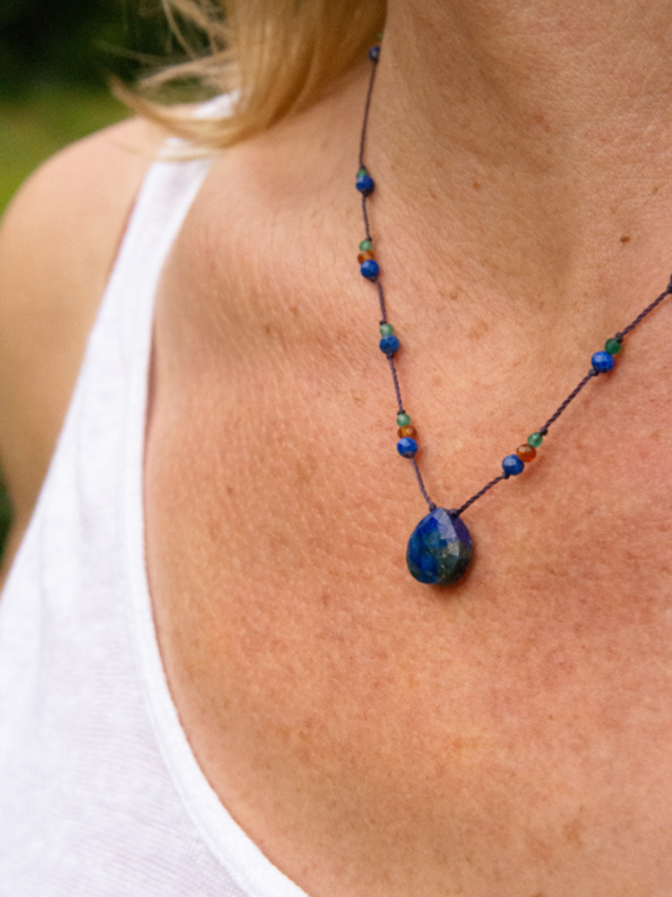 Collier drop Rakhi me en petites pierres lapis lazuli, onyx vert et spessartite.