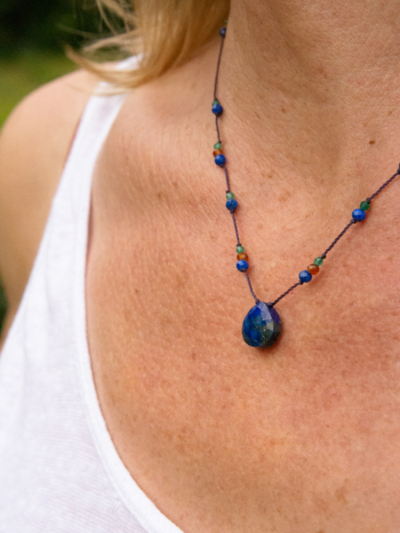 Collier drop Rakhi me en petites pierres lapis lazuli, onyx vert et spessartite.