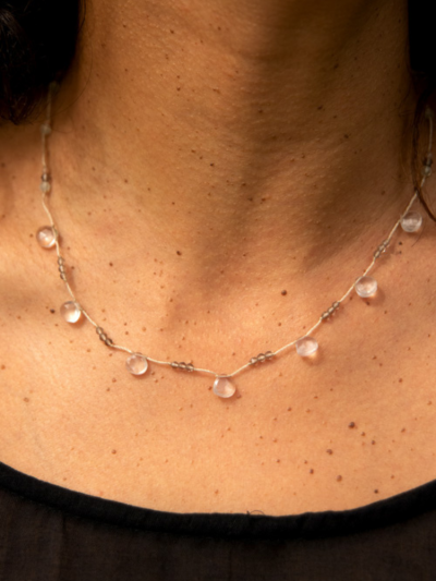 Collier Rakhi me ajustable orné de délicates gouttes facettées de quartz rose en forme de coeur. Melle Louise.