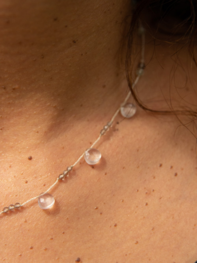 Collier Rakhi me ajustable orné de délicates gouttes facettées de quartz rose en forme de coeur. Melle Louise. 2