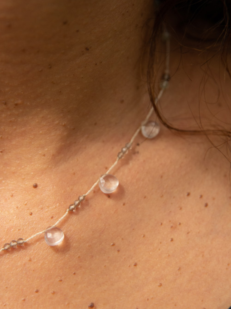 Collier Rakhi me ajustable orné de délicates gouttes facettées de quartz rose en forme de coeur. Melle Louise.