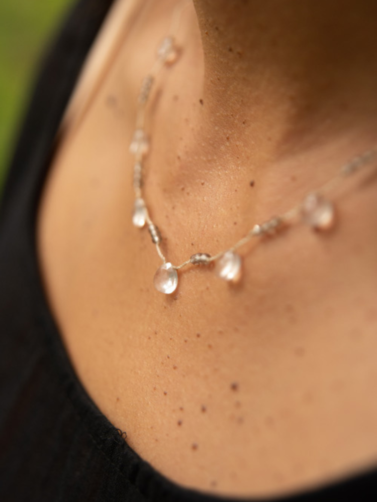 Collier Rakhi me ajustable orné de délicates gouttes facettées de quartz rose en forme de coeur. Melle Louise.