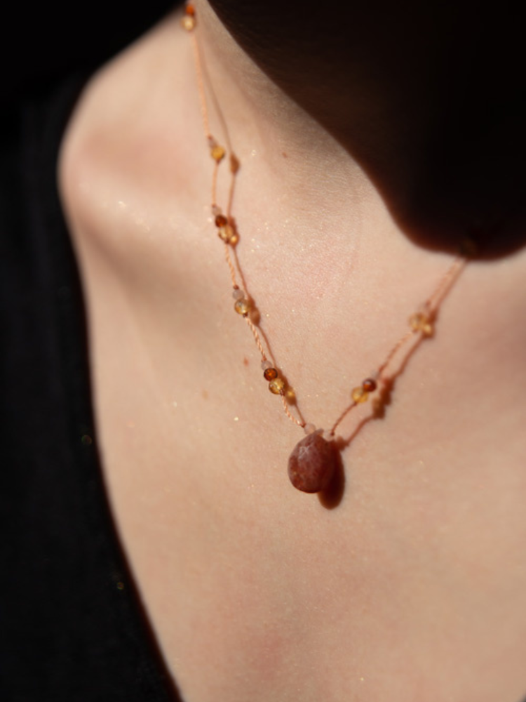 Collier Rakhi Me Pierre de soleil. Drop , goutte facettée de pierre de soleil. Mademoiselle Louise - Melle Louise.