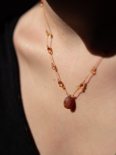 Collier Rakhi Me Pierre de soleil. Drop , goutte facettée de pierre de soleil. Mademoiselle Louise - Melle Louise.