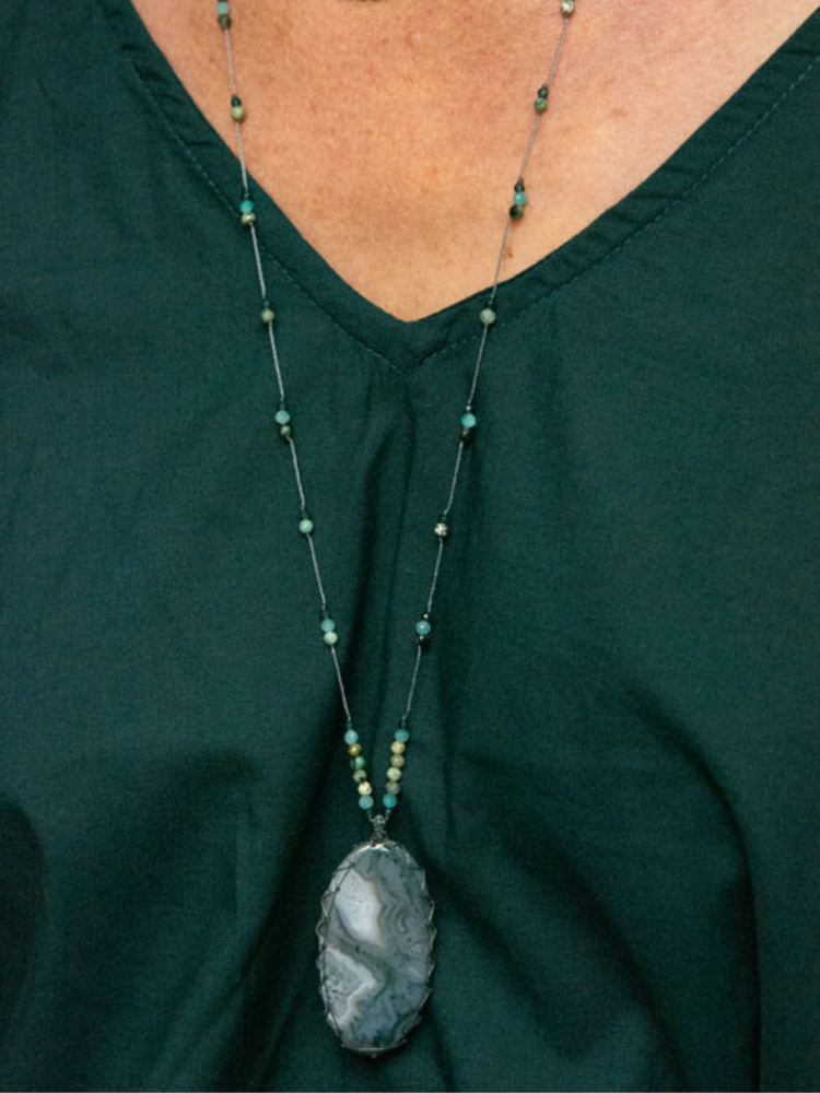 Grand talisman Rakhi me orné d'un cabochon d'agate mousse.