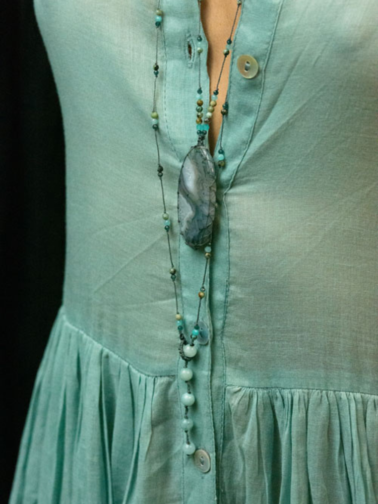 Grand talisman Rakhi me orné d'un cabochon d'agate mousse.