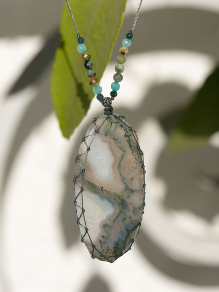 Grand talisman Rakhi me orné d'un cabochon d'agate mousse.