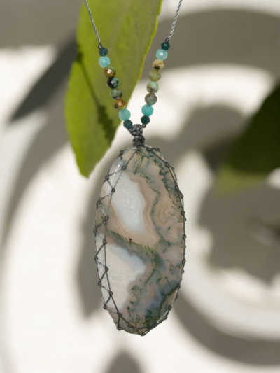 Grand talisman Rakhi me orné d'un cabochon d'agate mousse.