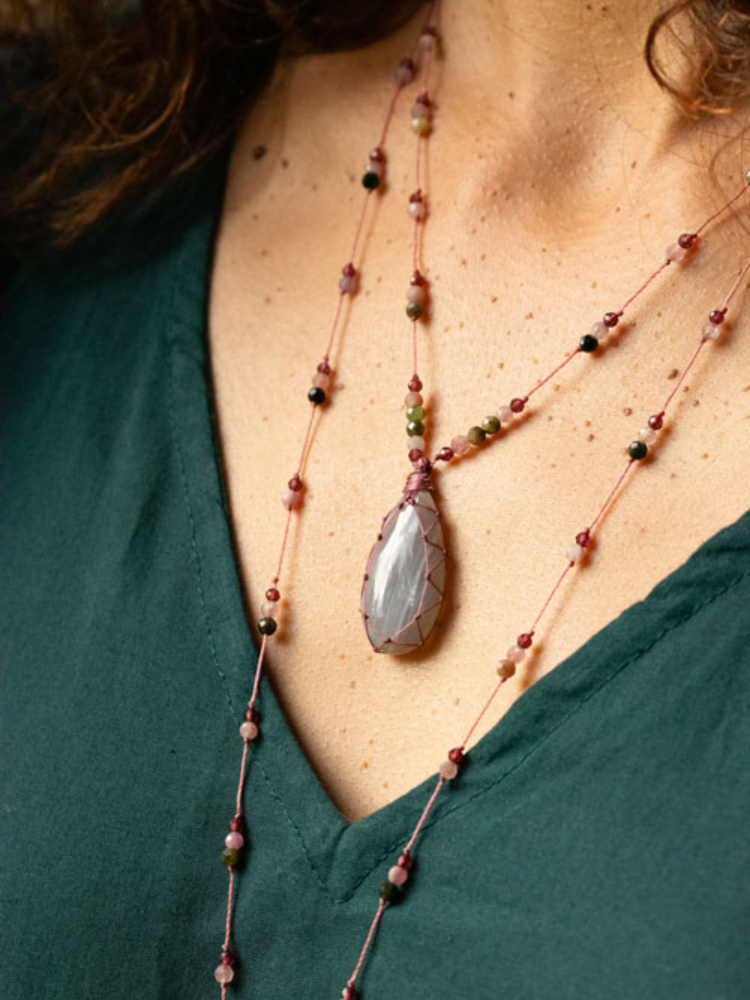 Petit talisman Rakhi me gris en pierres semi précieuses et d'une pierre agate grise. Melle Louise.