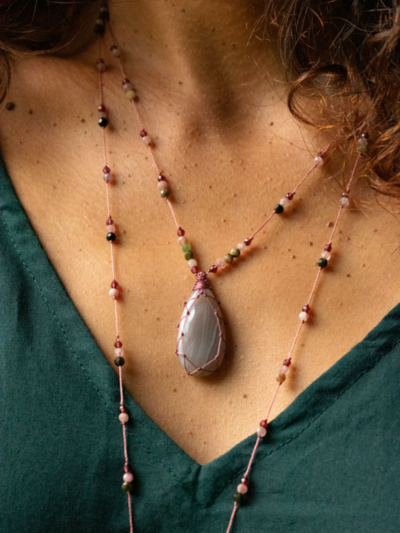 Petit talisman Rakhi me gris en pierres semi précieuses et d'une pierre agate grise. Melle Louise.