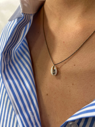 Collier plaqué or Cauri Diamant
Diamants bruts, cauri, fil or 18 ct.