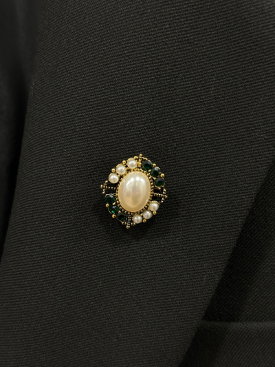 Broche fantaisie en forme ovale vert avec une perle au centre, acier inoxydable. Boutique Mademoiselle Louise - Melle Louise.