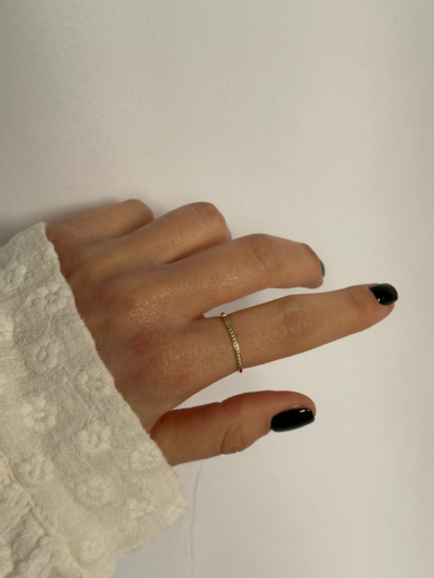 Bague anneau simple orné de strass. Très raffiné. Mademoiselle Louise. Bague réglable en acier inoxydable