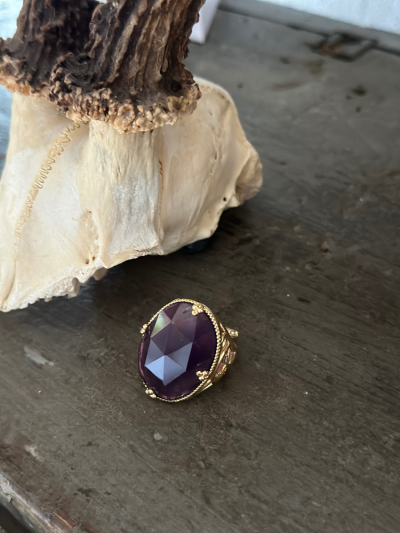 Bague malachite violet cabochon facetté pierre naturelle ovale , réglable. Boutique Mademoiselle Louise
