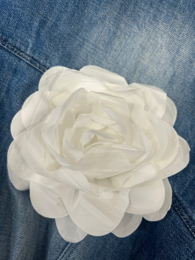 Broche grosse fleur blanc à porter sur les cheveux ou sur un vêtement. Mademoiselle Louise.
