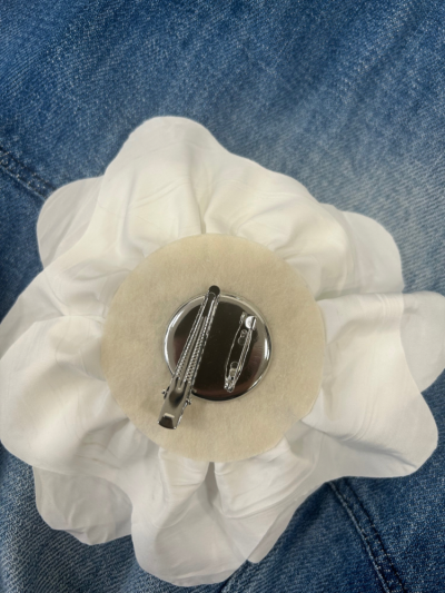 Broche grosse fleur blanc à porter sur les cheveux ou sur un vêtement. Mademoiselle Louise.