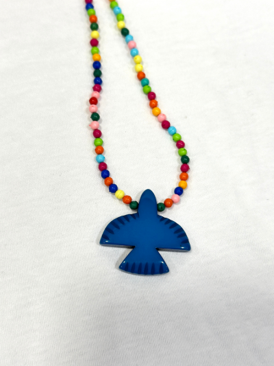 Collier en perles de résine multicolores. Collier avec pendentif en résine bleu en forme d'oiseau. Mademoiselle Louise.