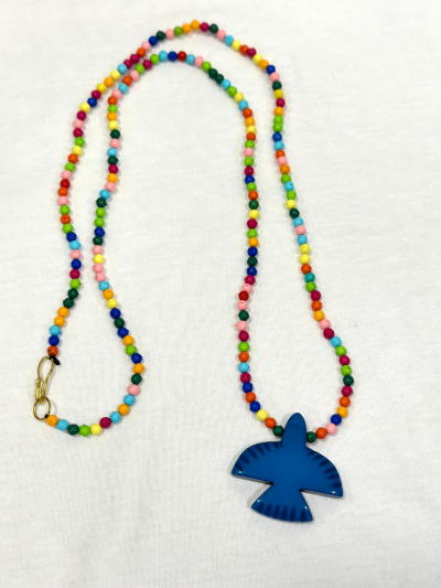 Collier en perles de résine multicolores. Collier avec pendentif en résine bleu en forme d'oiseau. Mademoiselle Louise.