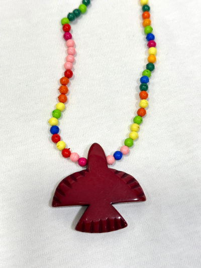 Collier en perles de résine multicolores. Collier avec pendentif en résine bordeaux en forme d'oiseau. Mademoiselle Louise.