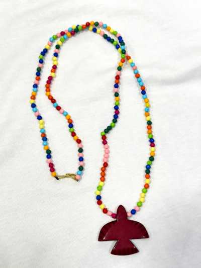 Collier en perles de résine multicolores. Collier avec pendentif en résine bordeaux en forme d'oiseau. Mademoiselle Louise.