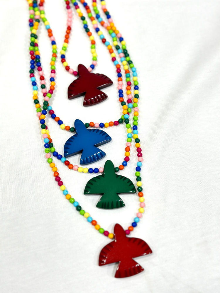 Collier en perles de résine multicolores. Collier avec pendentif en résine rouge en forme d'oiseau. Mademoiselle Louise.