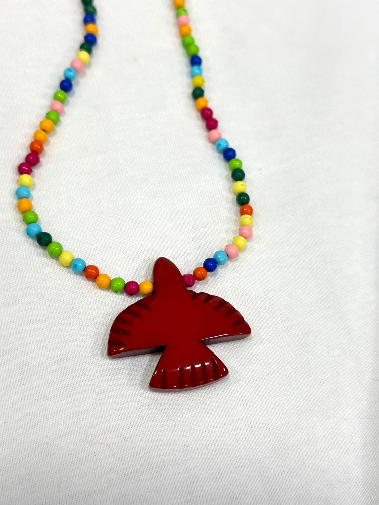 Collier en perles de résine multicolores. Collier avec pendentif en résine rouge en forme d'oiseau. Mademoiselle Louise.