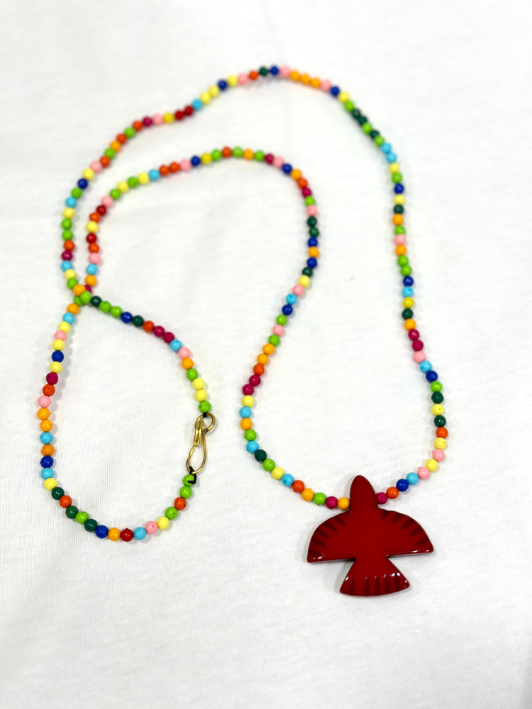 Collier en perles de résine multicolores. Collier avec pendentif en résine rouge en forme d'oiseau. Mademoiselle Louise.