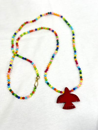 Collier en perles de résine multicolores. Collier avec pendentif en résine rouge en forme d'oiseau. Mademoiselle Louise.