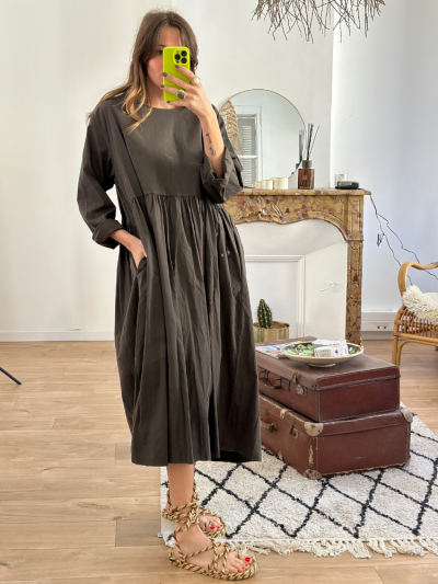 Robe ample fluide taupe femme col rond. Mademoiselle Louise.
