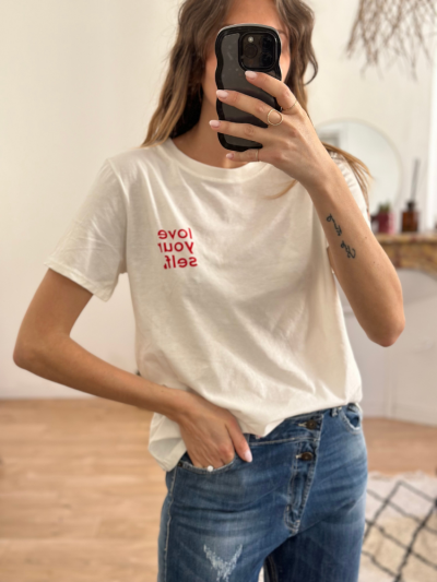 T-shirt col rond avec inscription LOVE YOURSELF story en rouge. T-shirt manches courtes blanc col rond. Mademoiselle Louise.