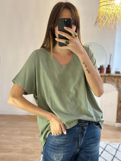 T-shirt col V coupe loose. T-shirt fluide femme vert amande manches chauve souris. Made in Italy Mademoiselle Louise.