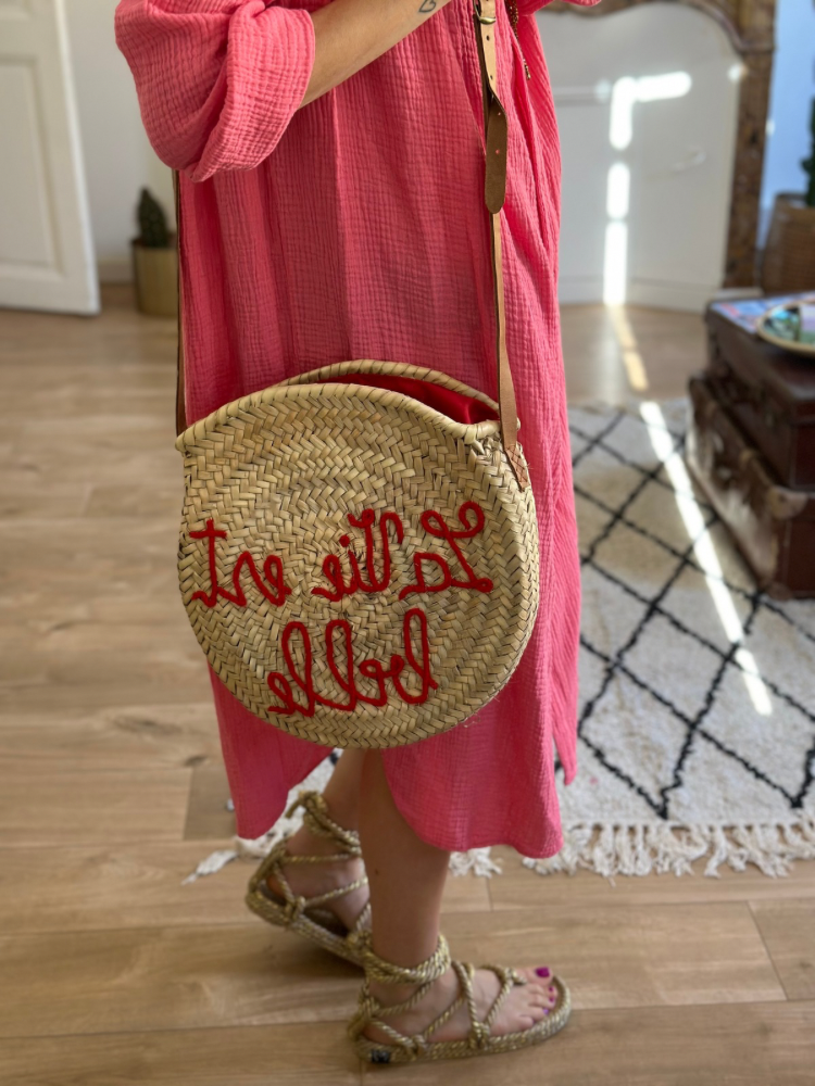 Sac en paille rond brodé La vie est belle. Sac en paille rond doublé à l'intérieur. Mademoiselle Louise.