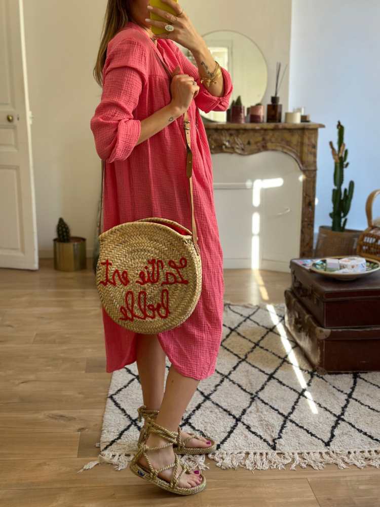 Sac en paille rond brodé La vie est belle. Sac en paille rond doublé à l'intérieur. Mademoiselle Louise.