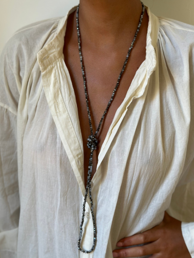 Bracelet multi tours en perles de cristal facettés gris / hématite. Boutique Mademoiselle Louise - Melle Louise.