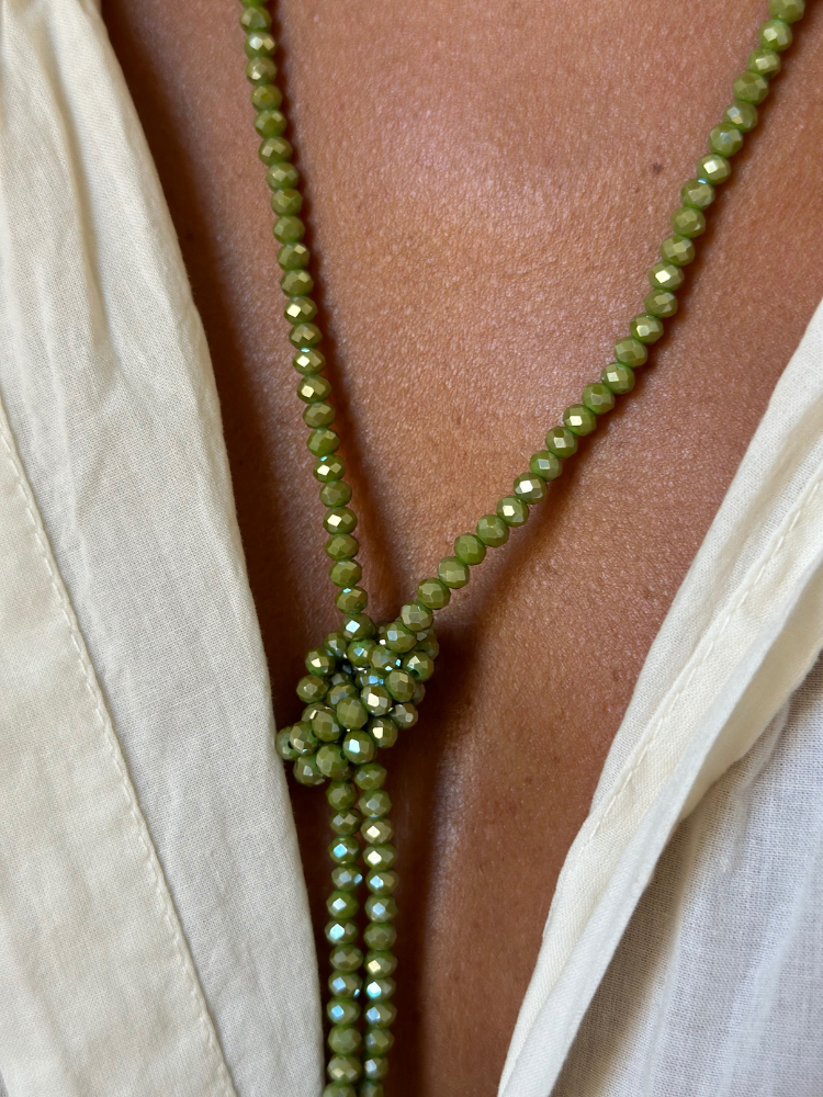 Bracelet multi tours en perles de cristal facettés vert amande. Boutique Mademoiselle Louise - Melle Louise.