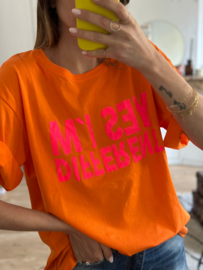 T-shirt orange manches courtes Banditas/ T-shirt orange col rond  inscription Yes i'm different.  Mademoiselle Louise.