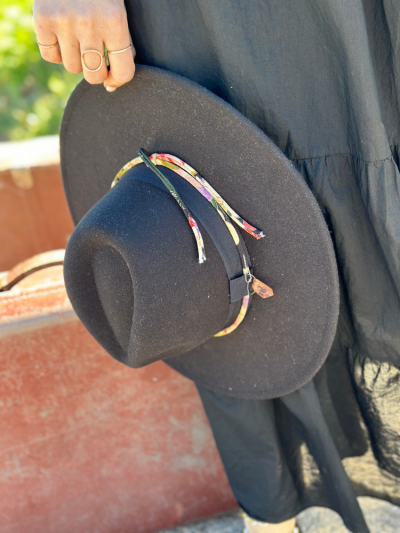 Chapeau en feutre noir avec un cordon multicolore et un jem orange autour du chapeau. Mademoiselle Louise -.