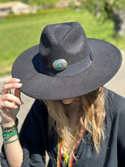 Chapeau en feutre noir avec un concho argenté et pierre turquoise. Mademoiselle Louise.