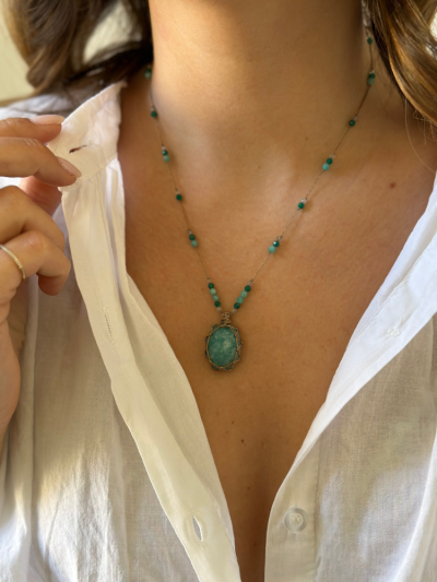 Petit talisman VERONA Rakhi me. Petit talisman avec pierre amazonite, onyx vert et pierre de lune chocolat. Mademoiselle Louise.