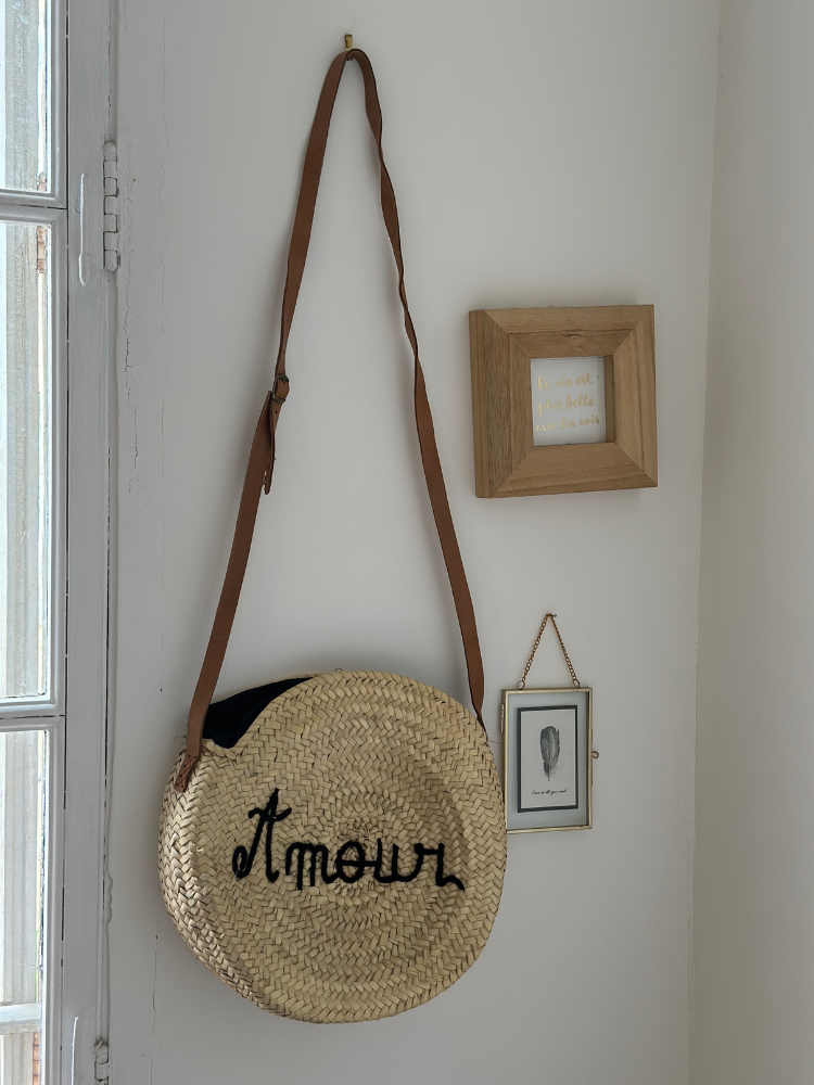 Sac en paille rond brodé Amour. Sac en paille rond doublé à l'intérieur. Mademoiselle Louise.