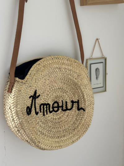 Sac en paille rond brodé Amour. Sac en paille rond doublé à l'intérieur. Mademoiselle Louise.