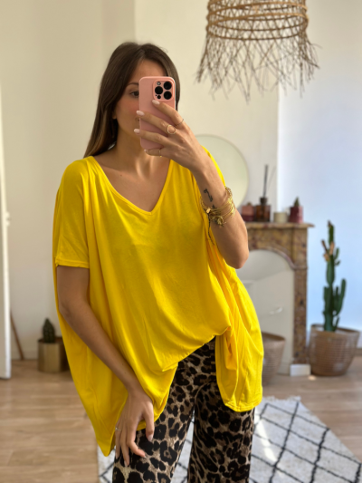T-shirt oversize jaune col V manches courtes. Mademoiselle Louise.