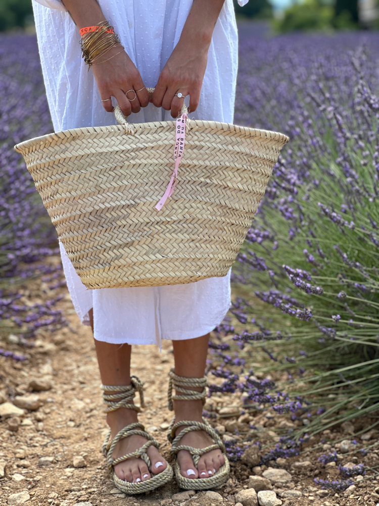 Mini panier en osier avec bracelet porte bonheur brésilien. Mademoiselle Louise.