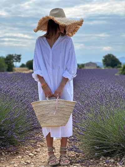 Mini panier en osier avec bracelet porte bonheur brésilien. Mademoiselle Louise. 2